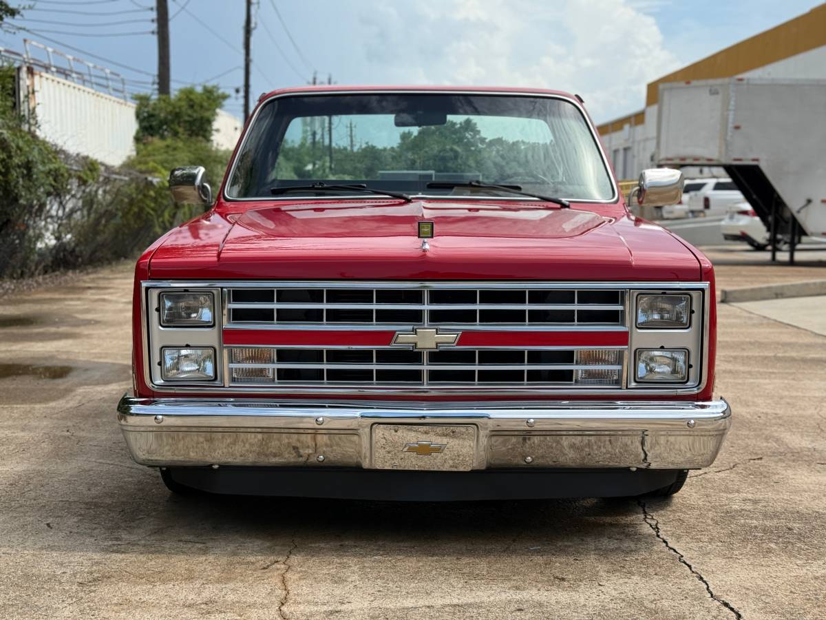 Chevrolet-c10-short-bed-1985-red-5