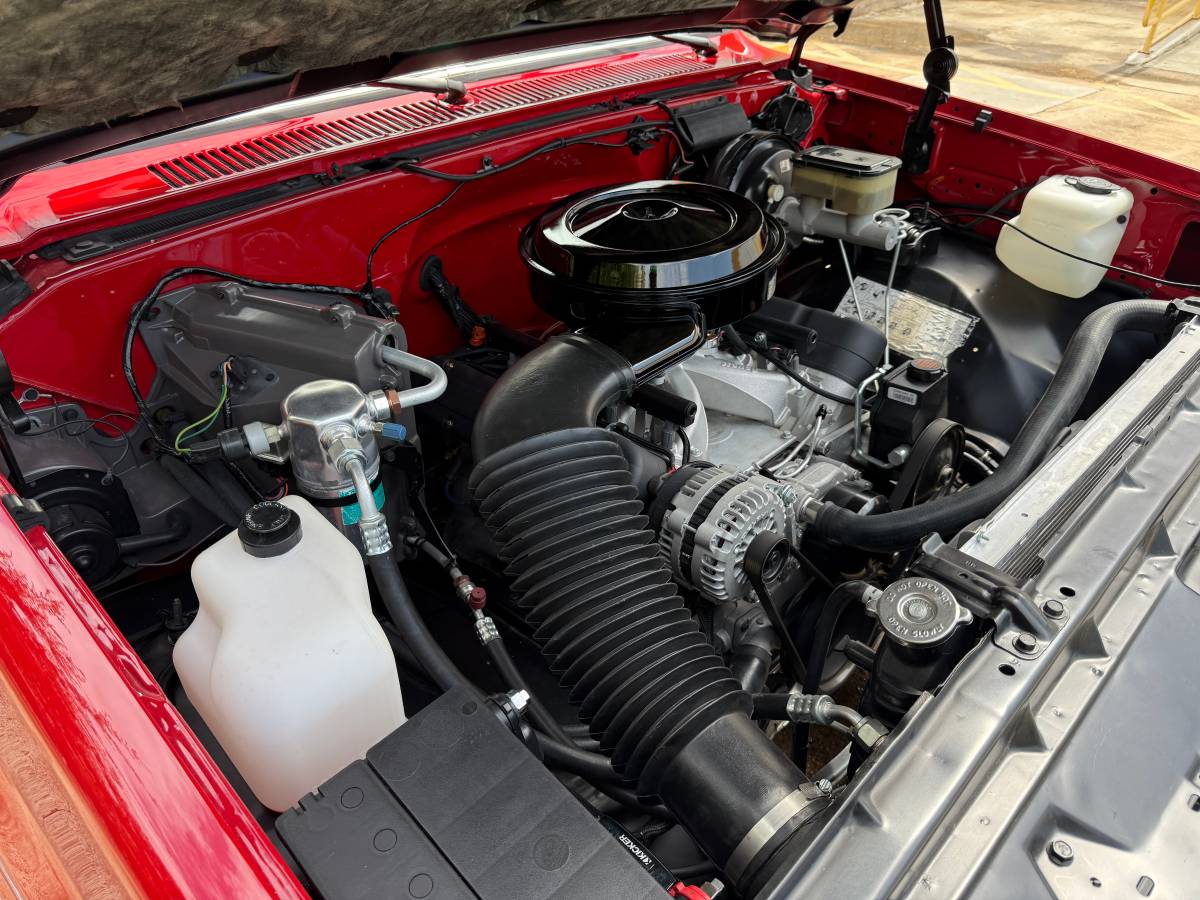 Chevrolet-c10-short-bed-1985-red-7