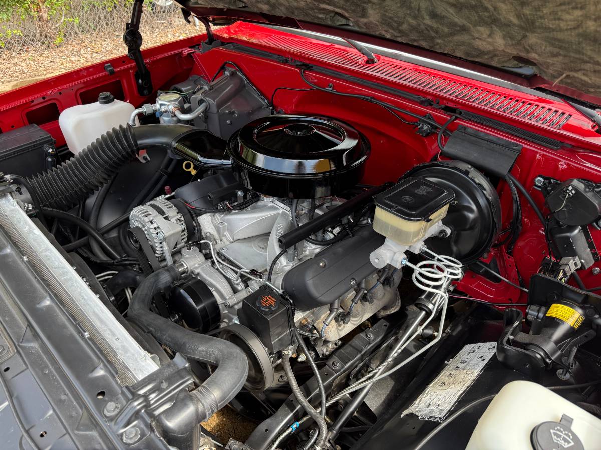 Chevrolet-c10-short-bed-1985-red-8