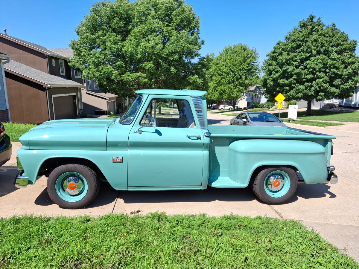 Chevrolet-c10-stepside-1966-green-11