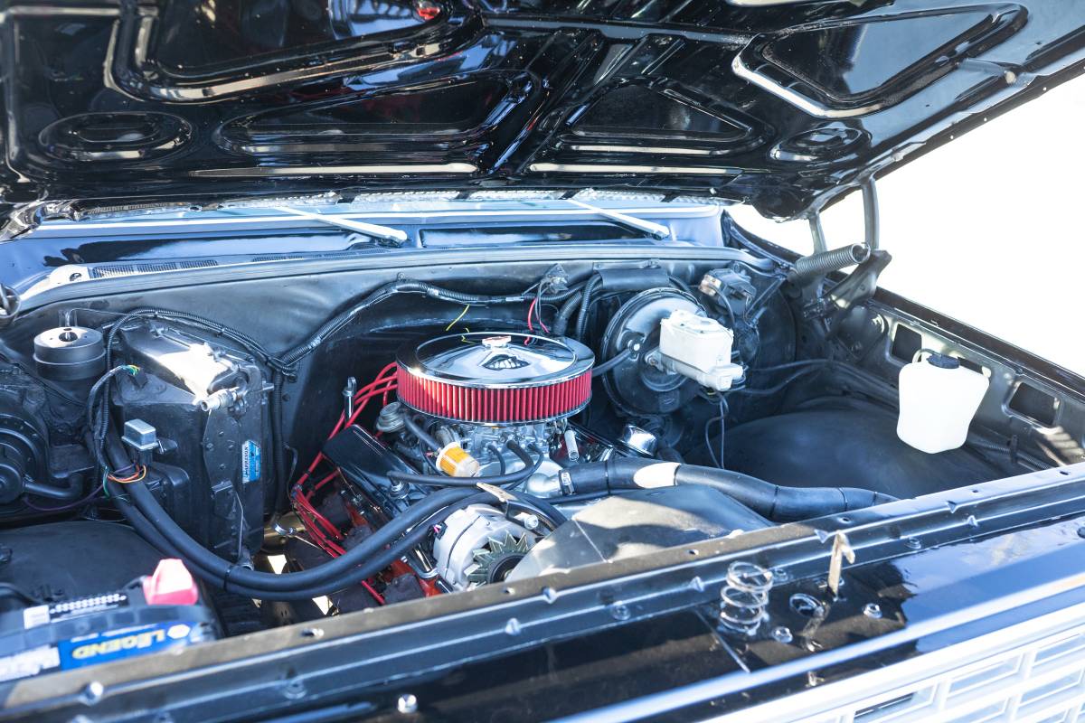 Chevrolet-c10-stepside-1975-black-10