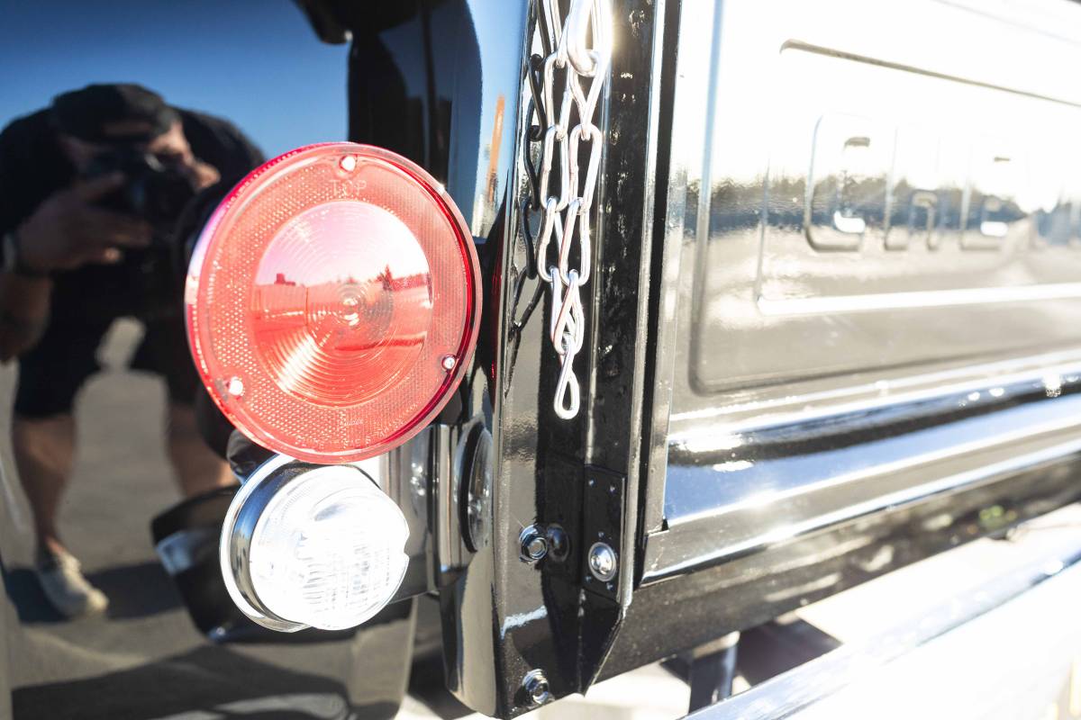 Chevrolet-c10-stepside-1975-black-22
