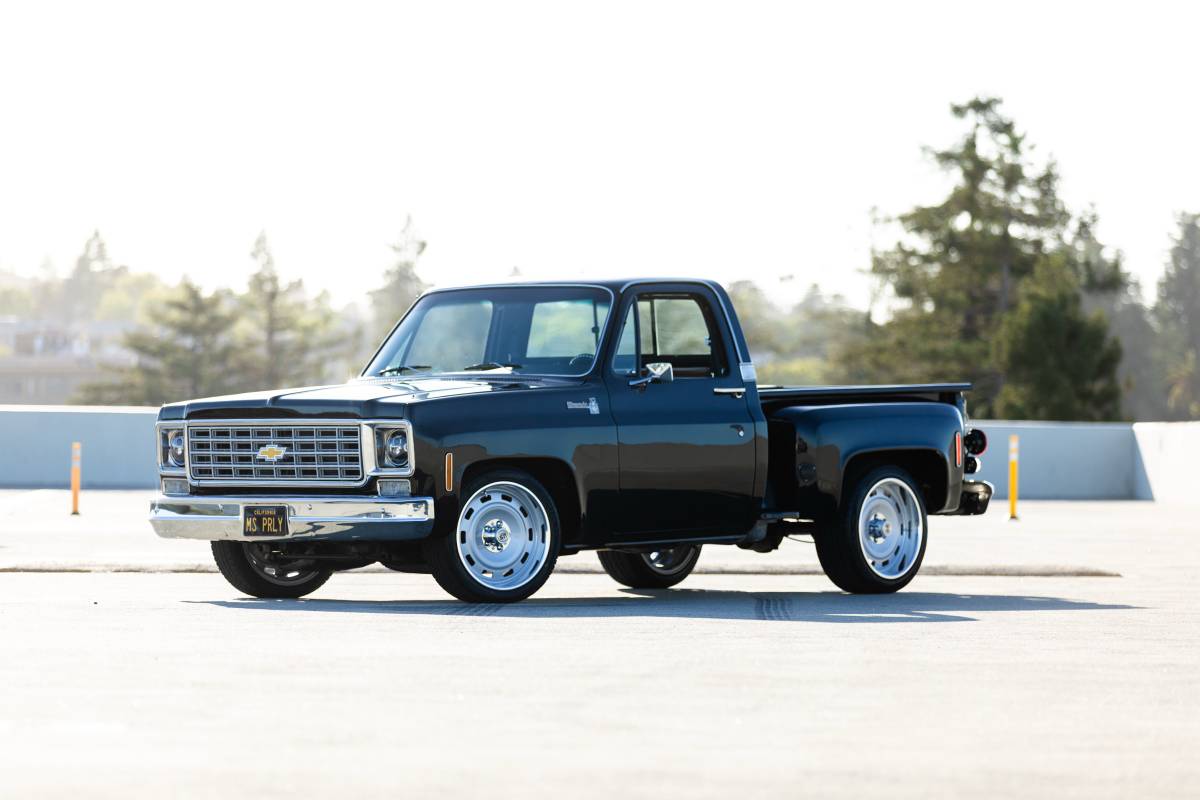Chevrolet-c10-stepside-1975-black-4