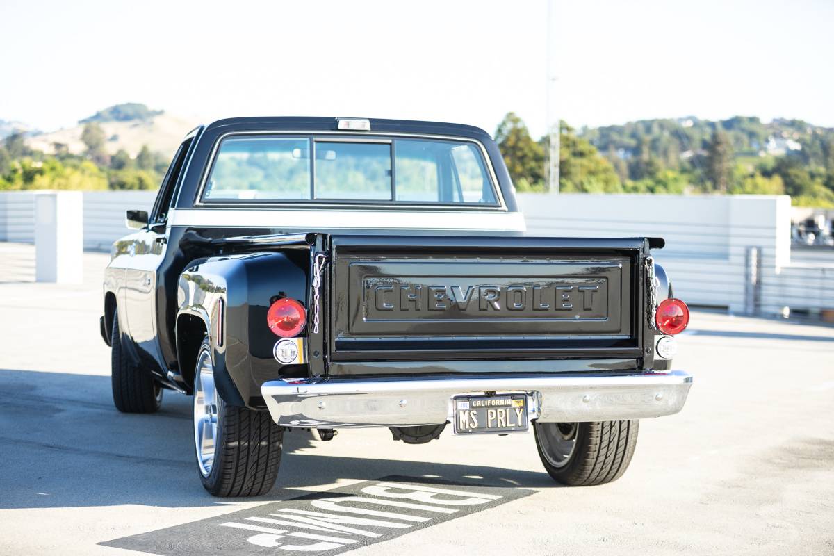Chevrolet-c10-stepside-1975-black-9