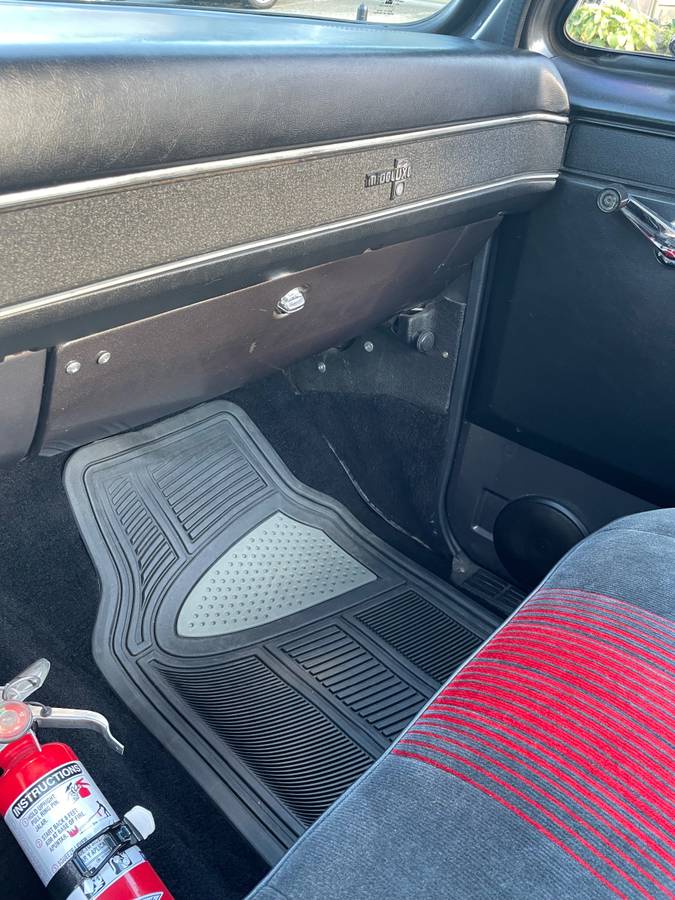 Chevrolet-c10-stepside-1981-custom-22