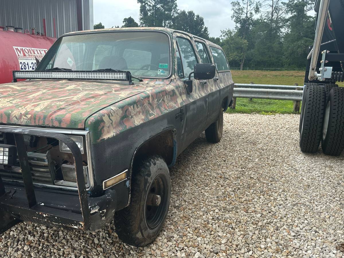 Chevrolet-c10-suburban-silverado-1984-custom-1