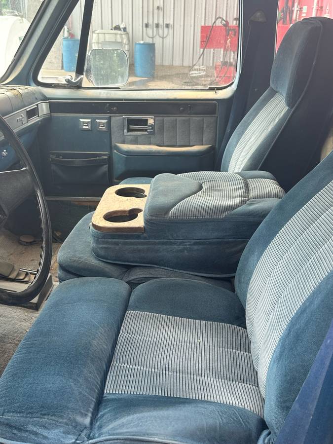Chevrolet-c10-suburban-silverado-1984-custom-5