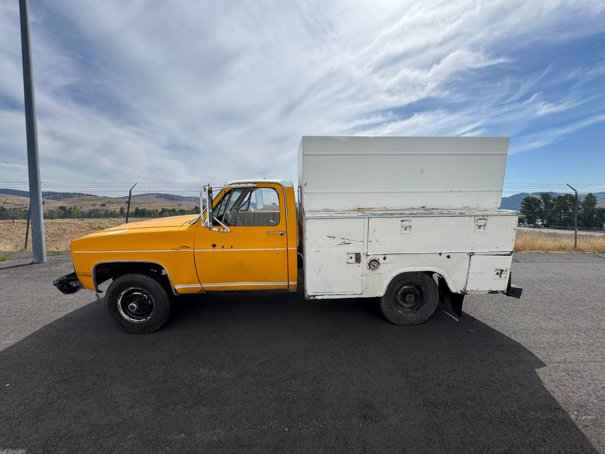 Chevrolet-c30-pickup-1981-yellow-1