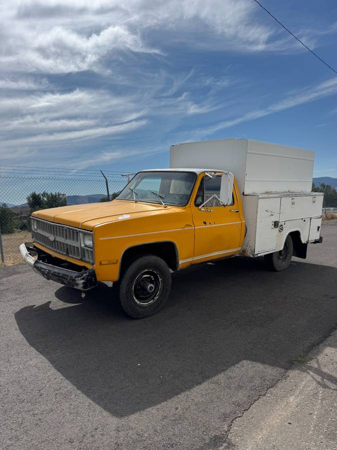 Chevrolet-c30-pickup-1981-yellow