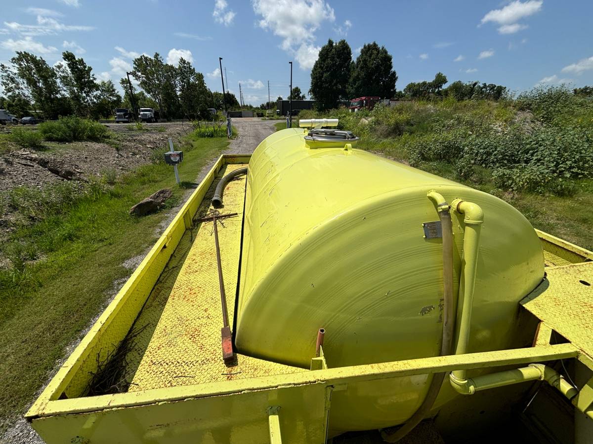 Chevrolet-c70-tank-truck-1985-yellow-13
