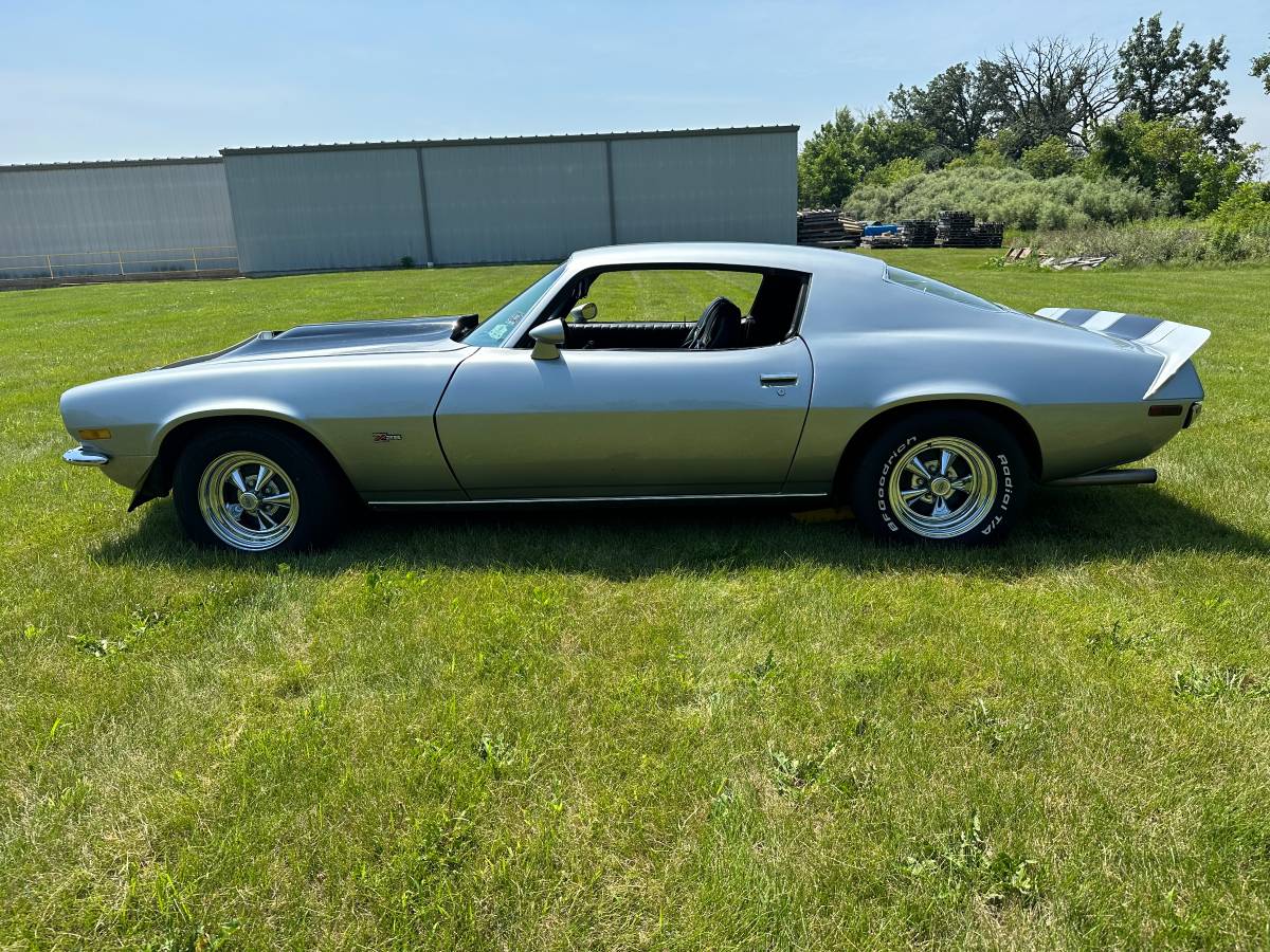 Chevrolet-camaro-1971-silver-2