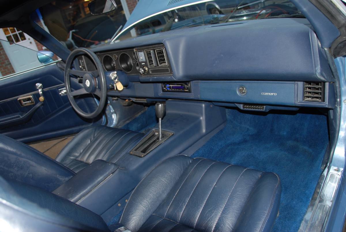 Chevrolet-camaro-1981-blue-18