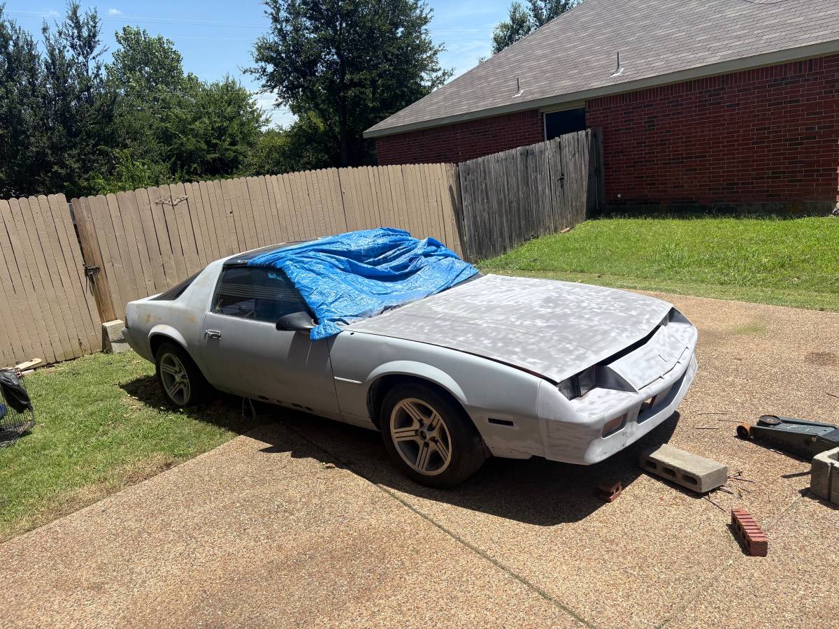 Chevrolet-camaro-1982-grey-1