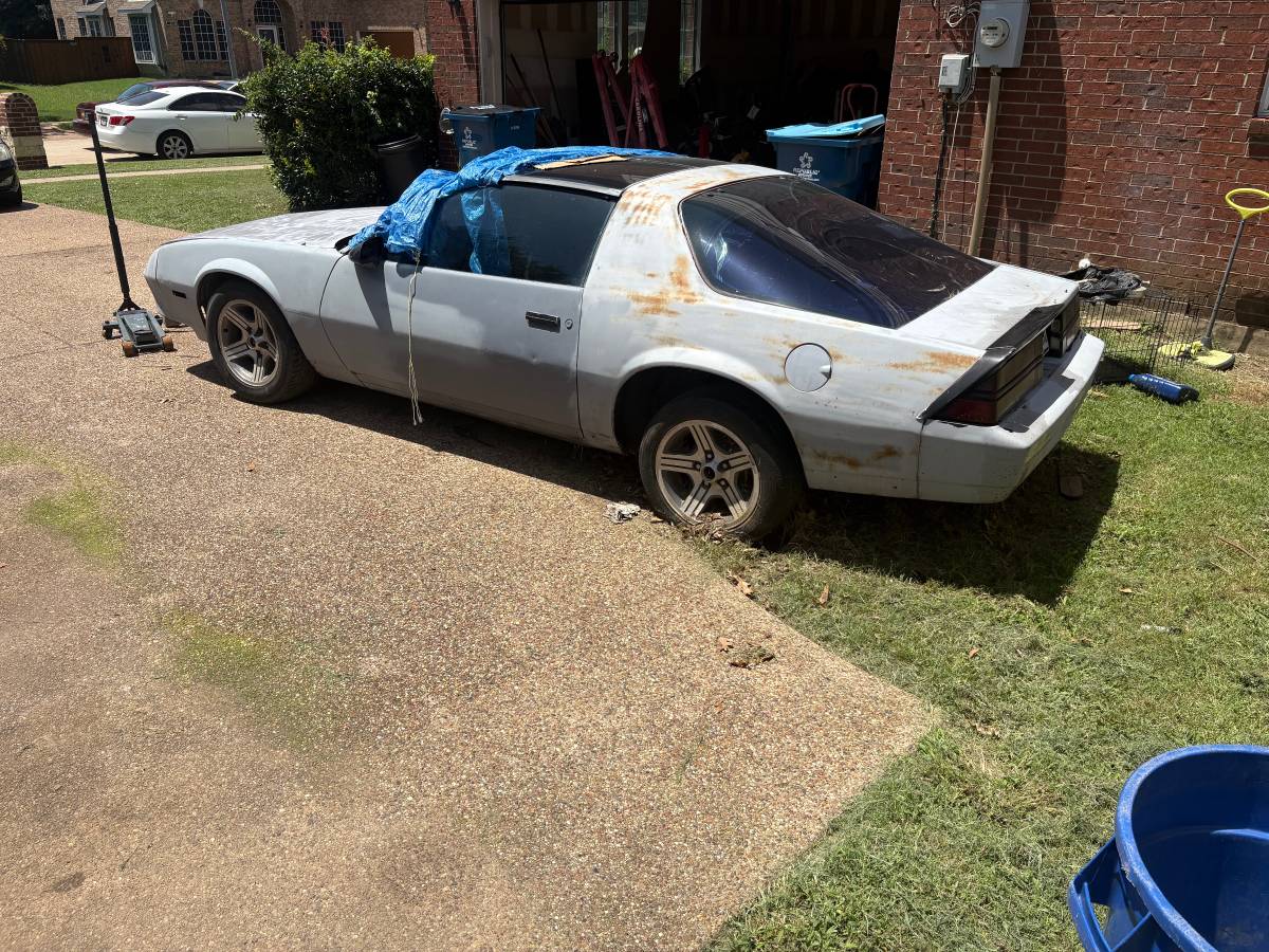Chevrolet-camaro-1982-grey-2