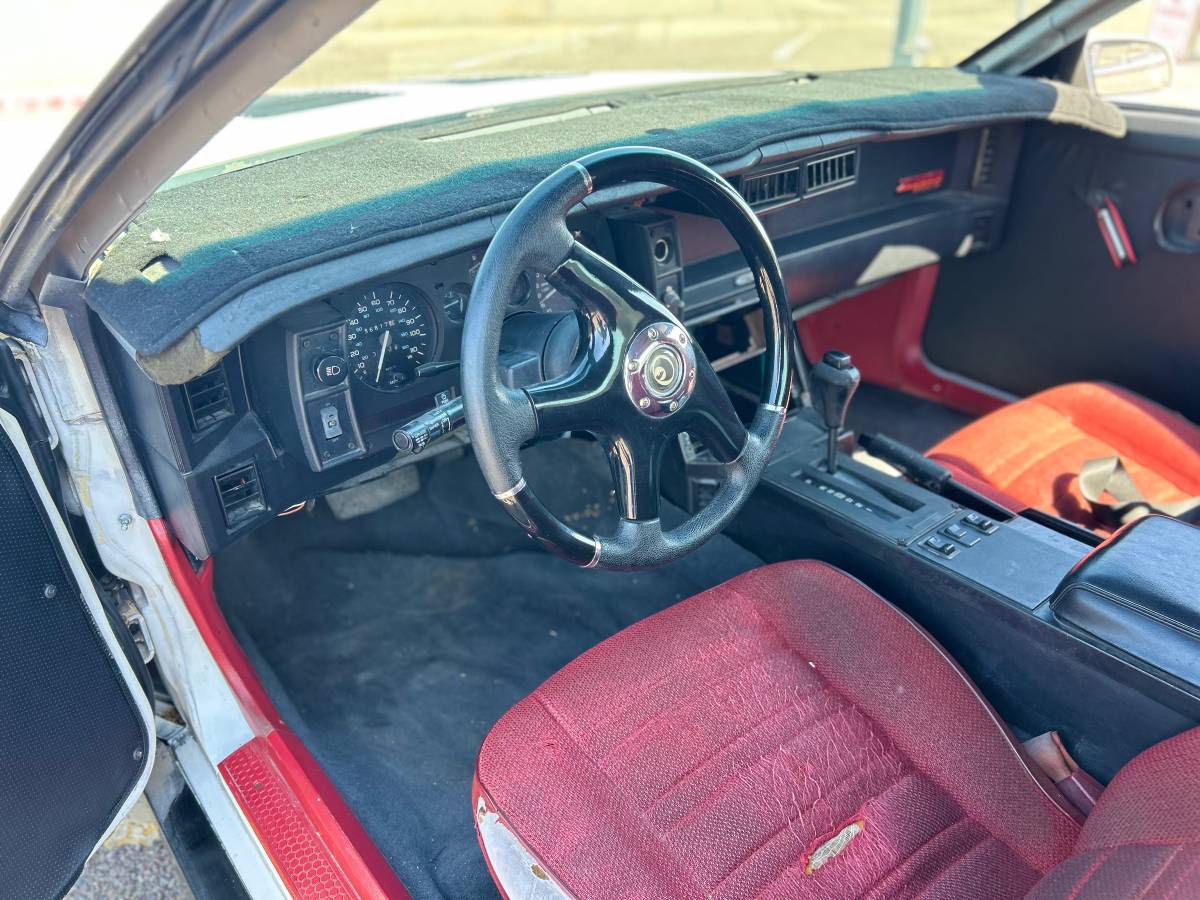 Chevrolet-camaro-1988-white-1