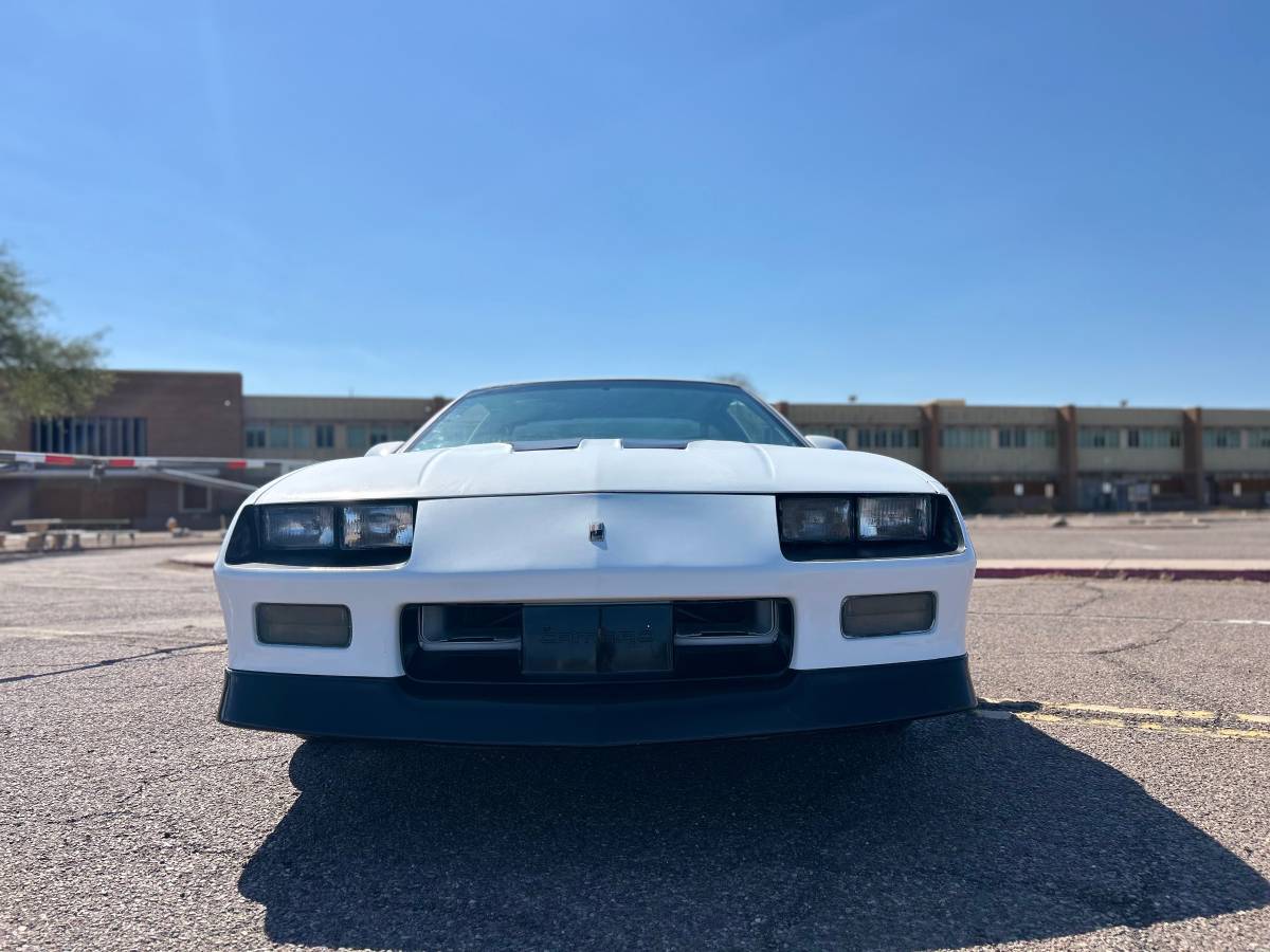 Chevrolet-camaro-1988-white-11