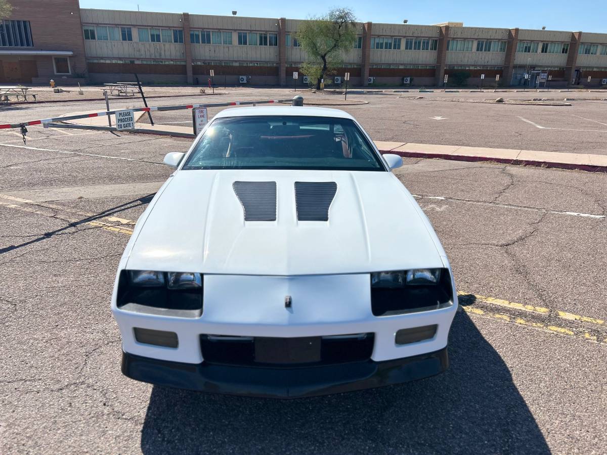 Chevrolet-camaro-1988-white-12
