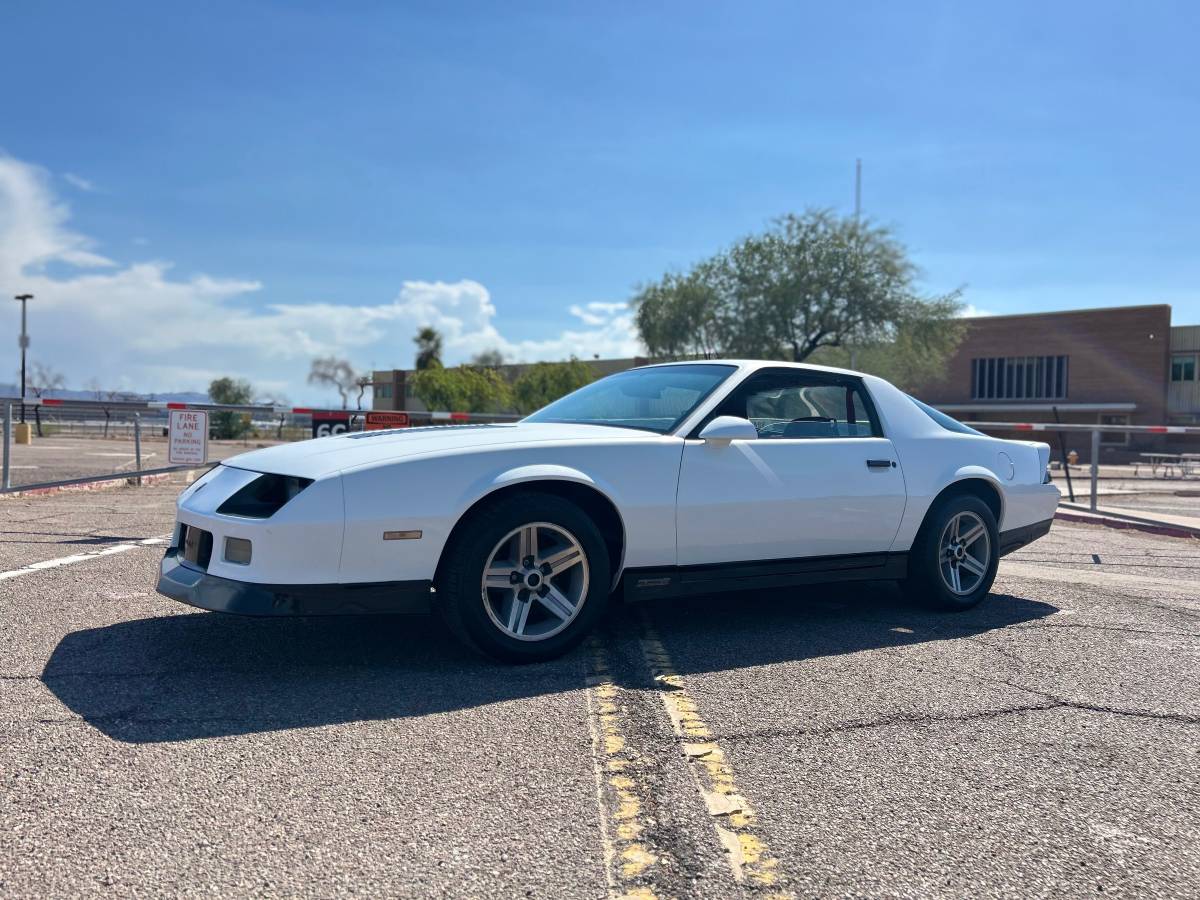 Chevrolet-camaro-1988-white-13