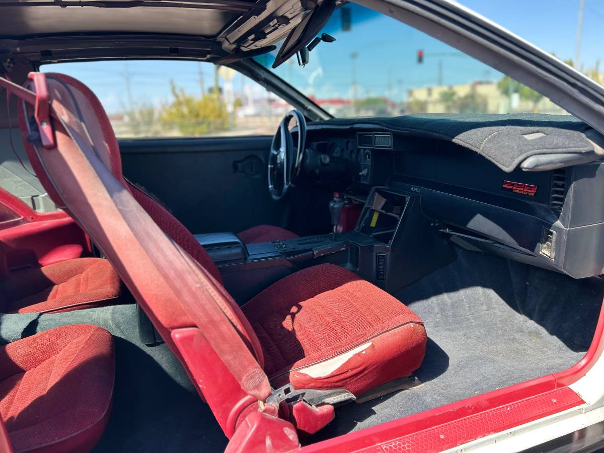 Chevrolet-camaro-1988-white-5