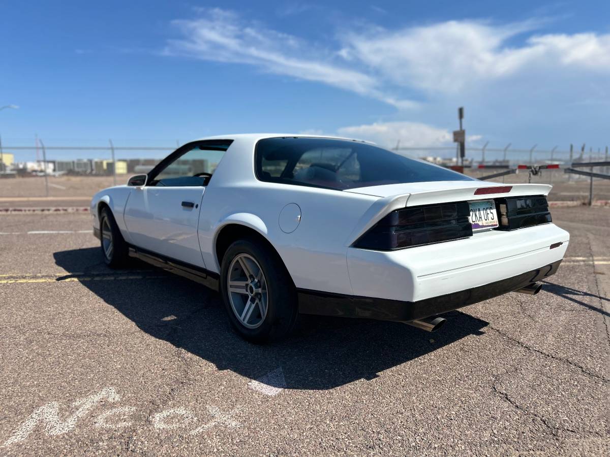 Chevrolet-camaro-1988-white-7
