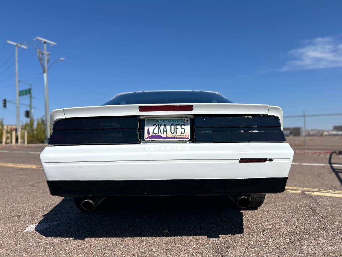Chevrolet-camaro-1988-white-8