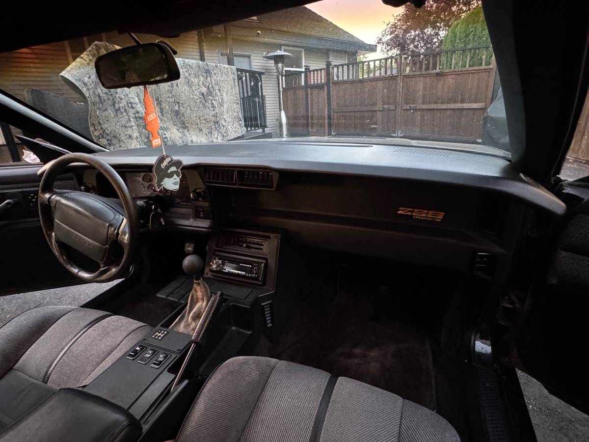 Chevrolet-camaro-1990-black-13