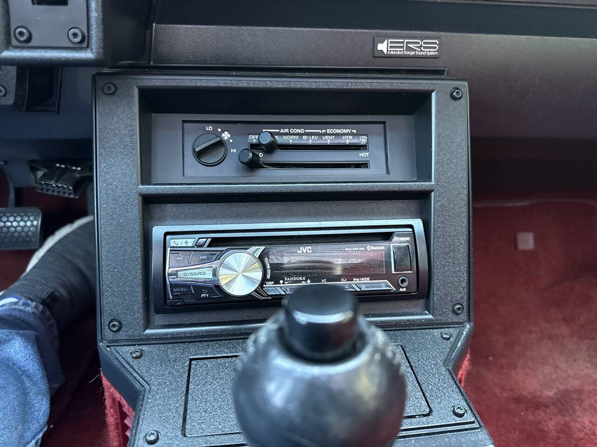 Chevrolet-camaro-iroc-z-1986-black-11