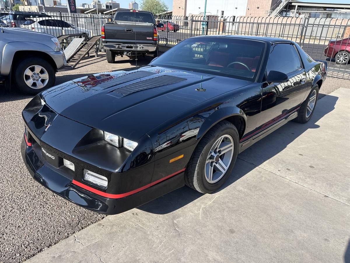 Chevrolet-camaro-iroc-z-1986-black-2