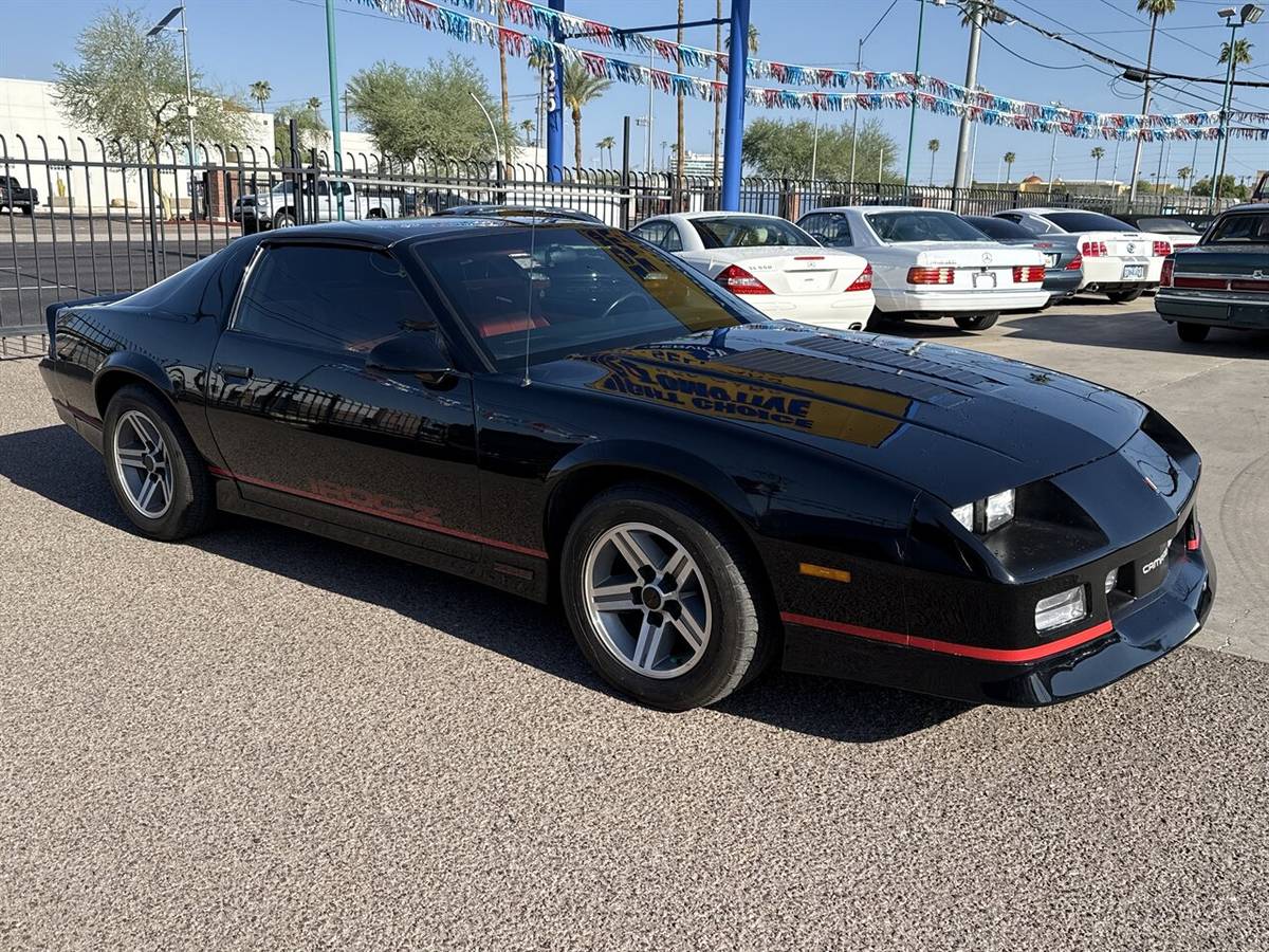 Chevrolet-camaro-iroc-z-1986-black-20