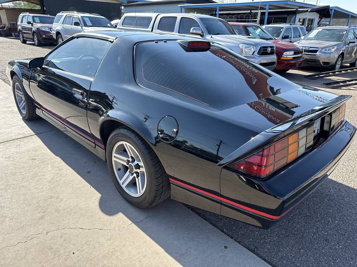 Chevrolet-camaro-iroc-z-1986-black-4