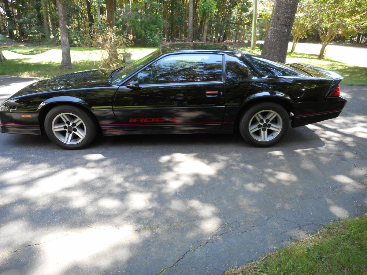 Chevrolet-camaro-iroc-z-1987-black-1