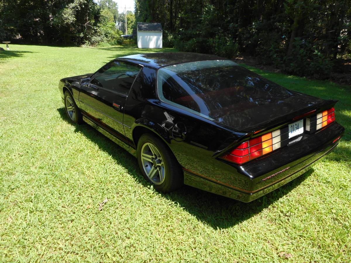 Chevrolet-camaro-iroc-z-1987-black-13