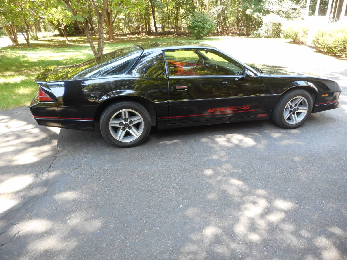 Chevrolet-camaro-iroc-z-1987-black-14