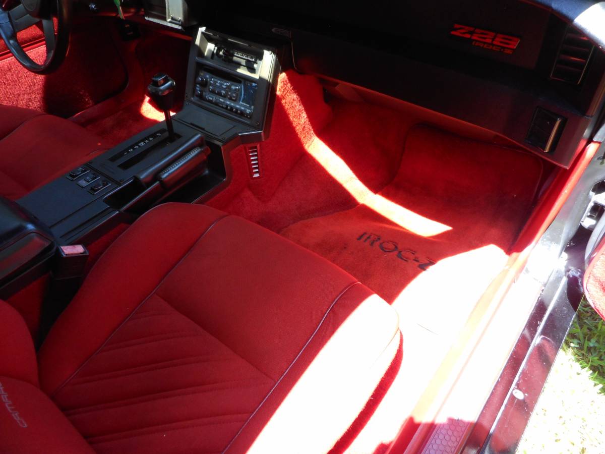 Chevrolet-camaro-iroc-z-1987-black-4