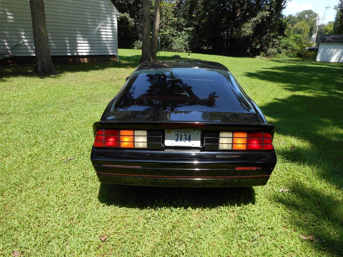 Chevrolet-camaro-iroc-z-1987-black-5