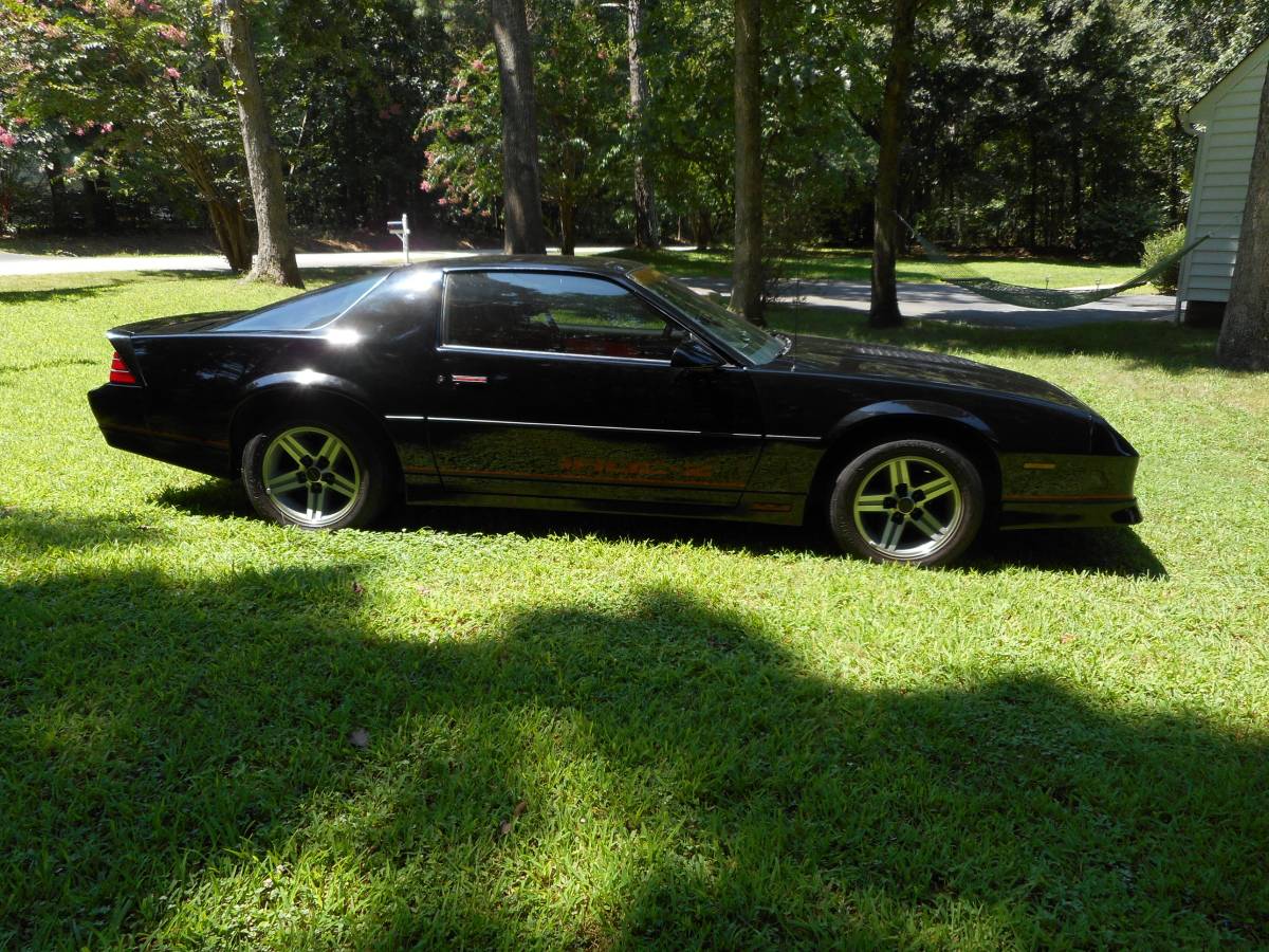 Chevrolet-camaro-iroc-z-1987-black-6