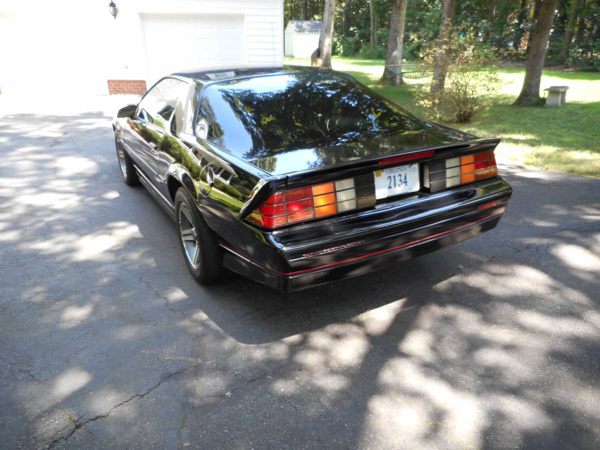 Chevrolet-camaro-iroc-z-1987-black-7