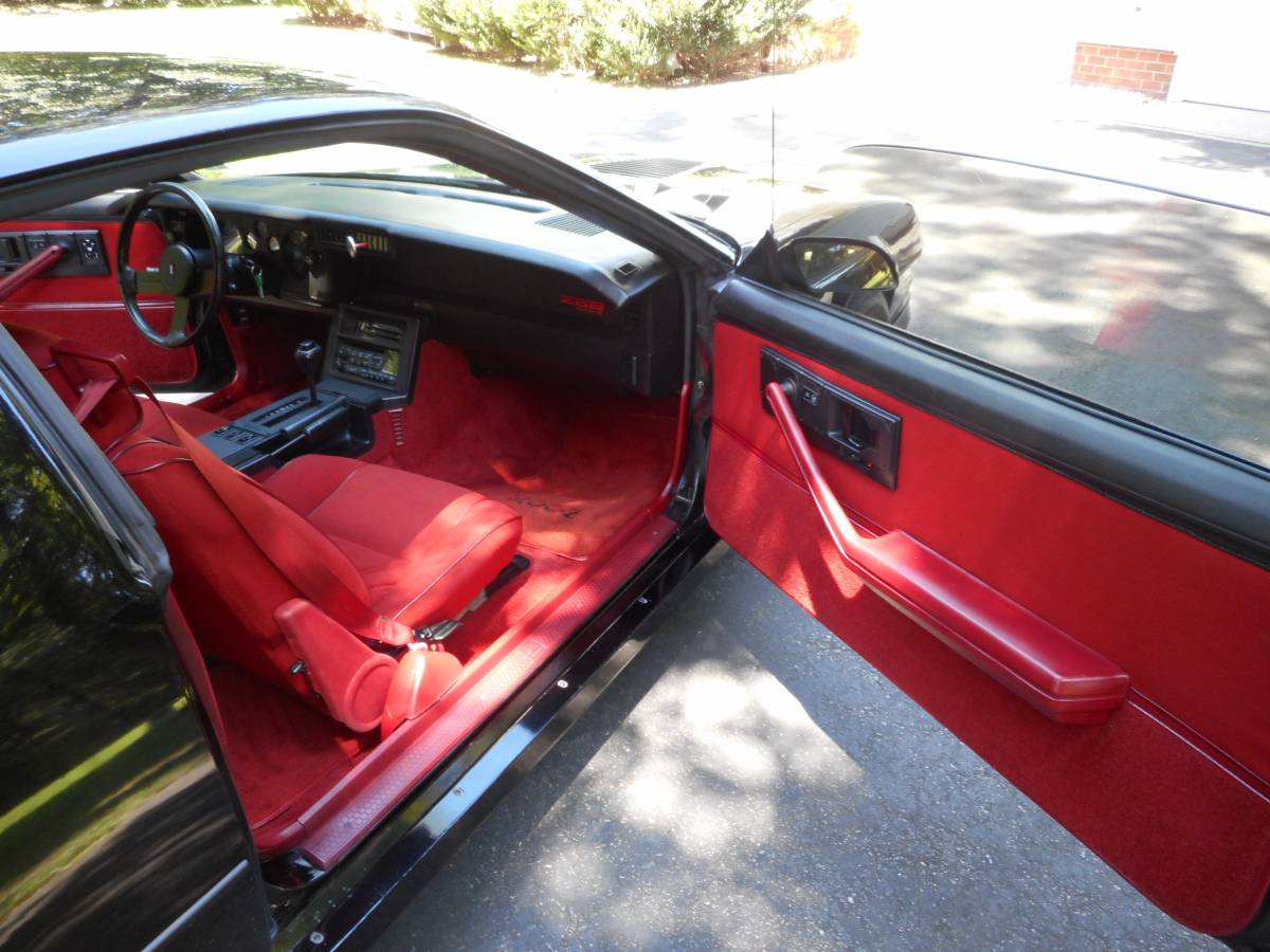 Chevrolet-camaro-iroc-z-1987-black-8
