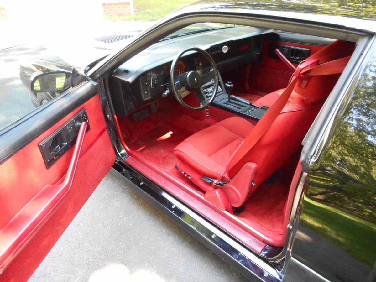 Chevrolet-camaro-iroc-z-1987-black-9