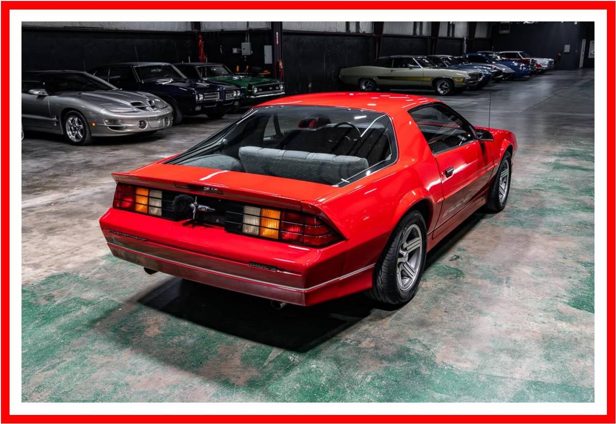 Chevrolet-camaro-iroc-z-1988-red-25