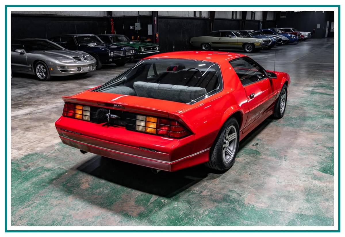 Chevrolet-camaro-iroc-z-1988-red-27