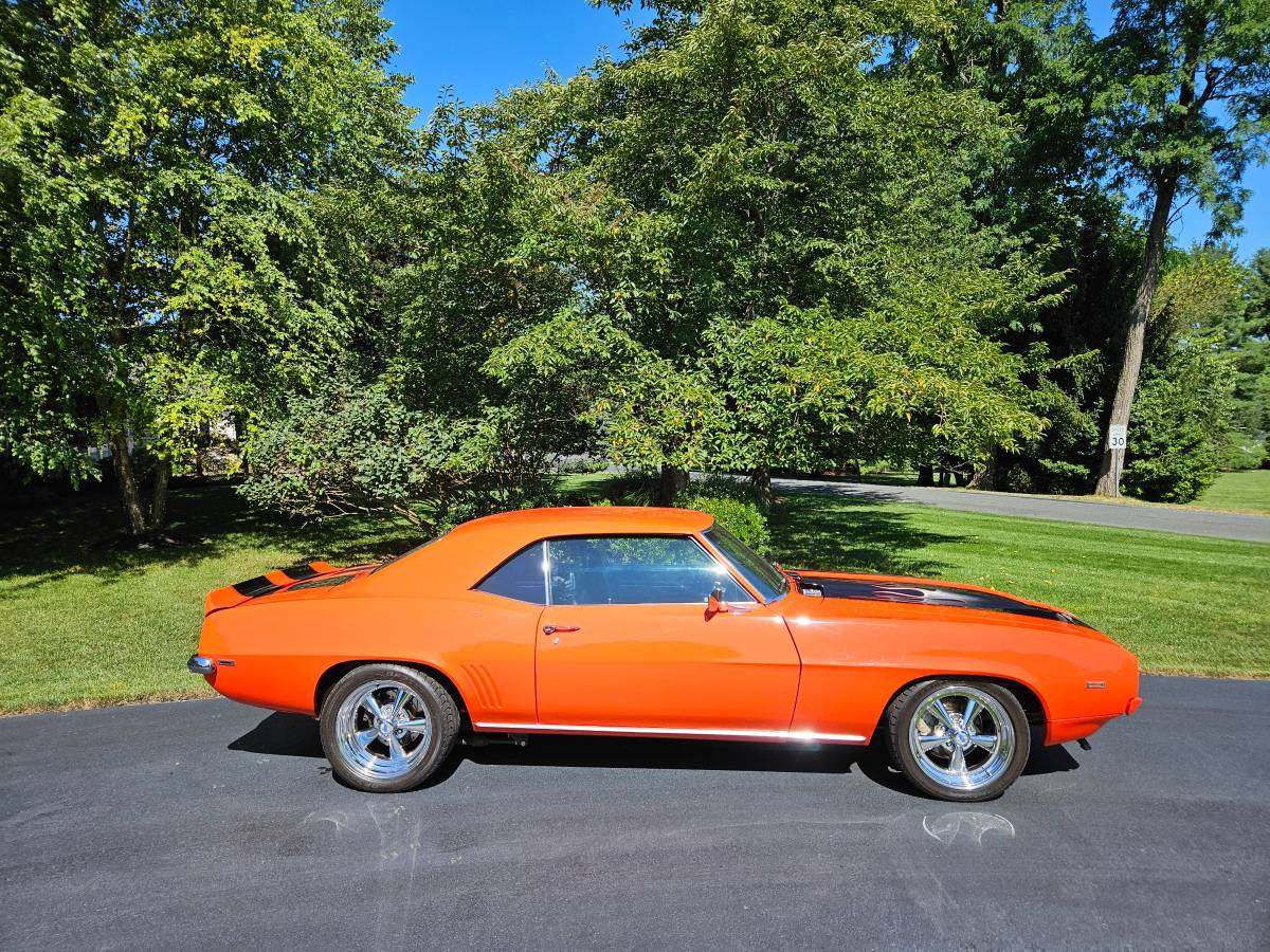 Chevrolet-camaro-restomod-1969-10