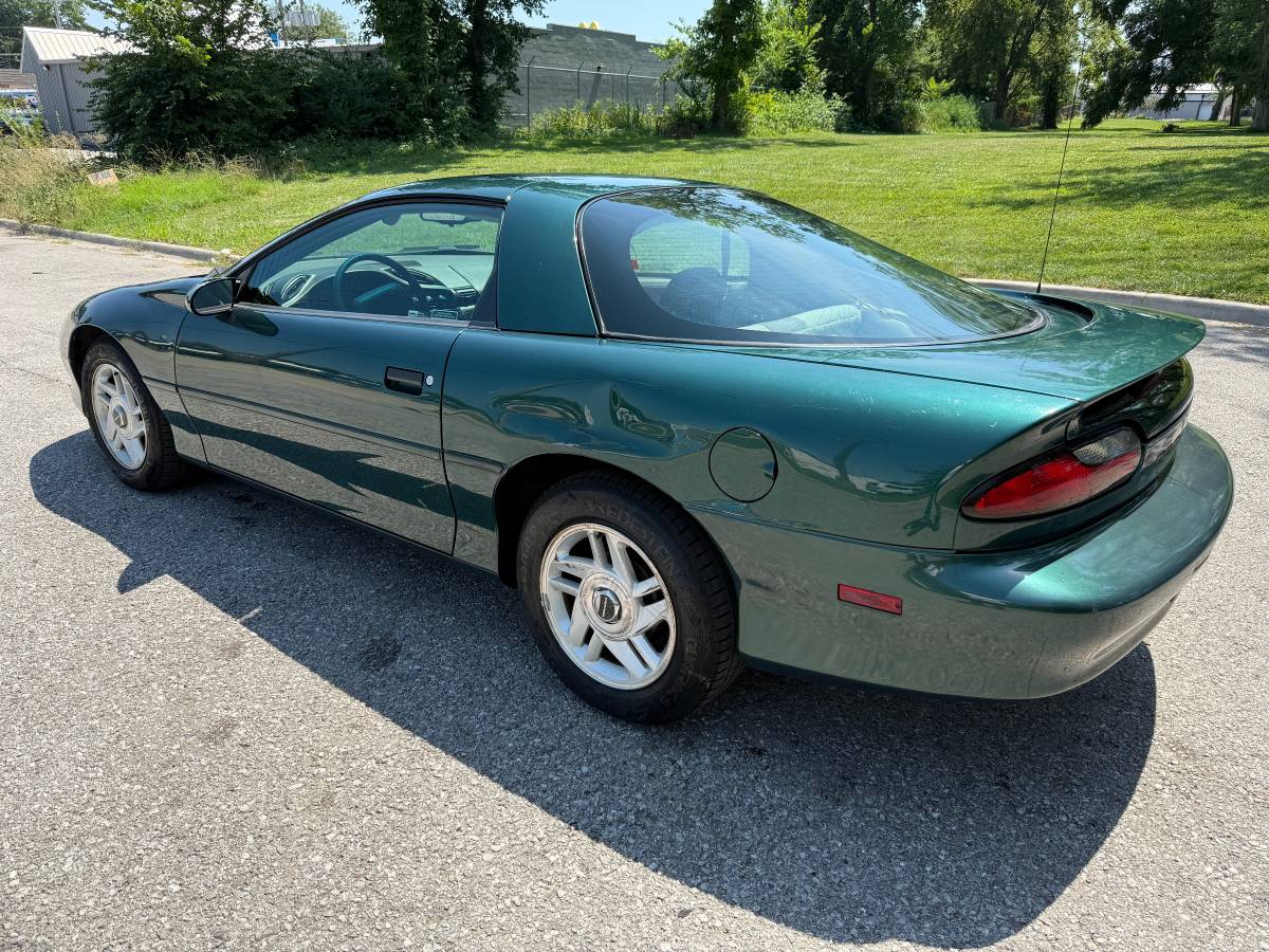 Chevrolet-camaro-sport-coupe-amp-convertible-1995-green-4