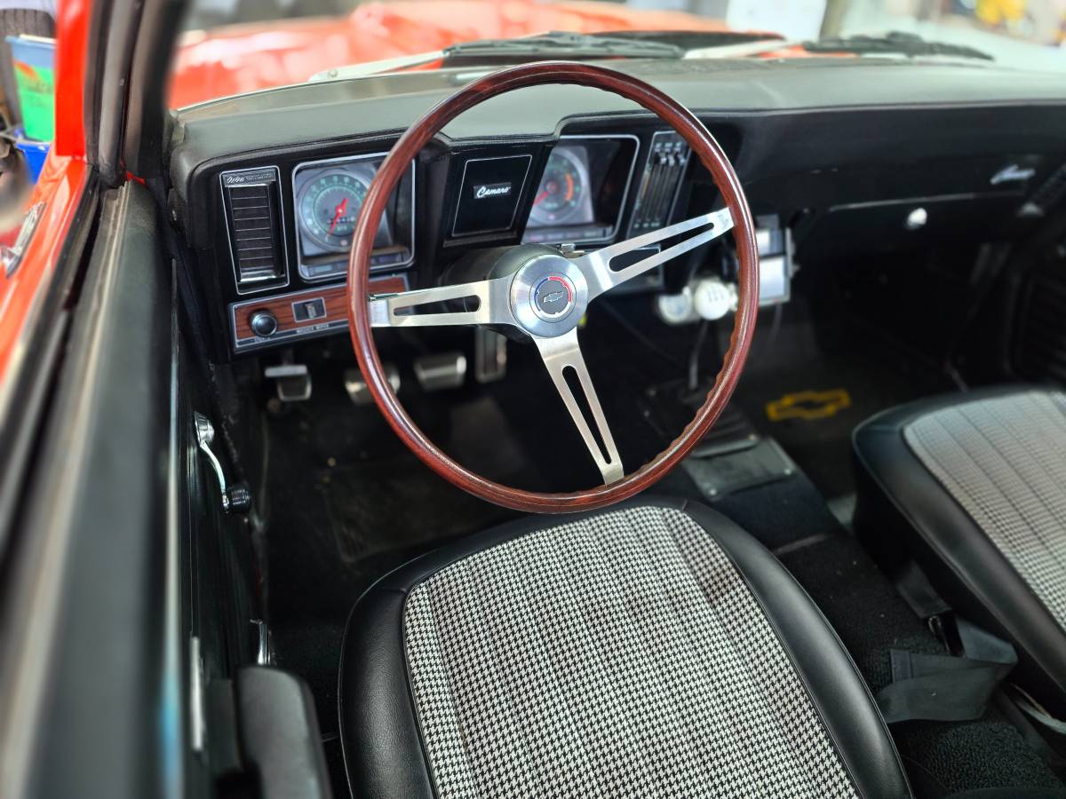 Chevrolet-camaro-z28-1969-orange-13