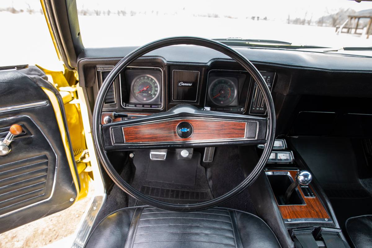 Chevrolet-camaro-z28-1969-yellow-18