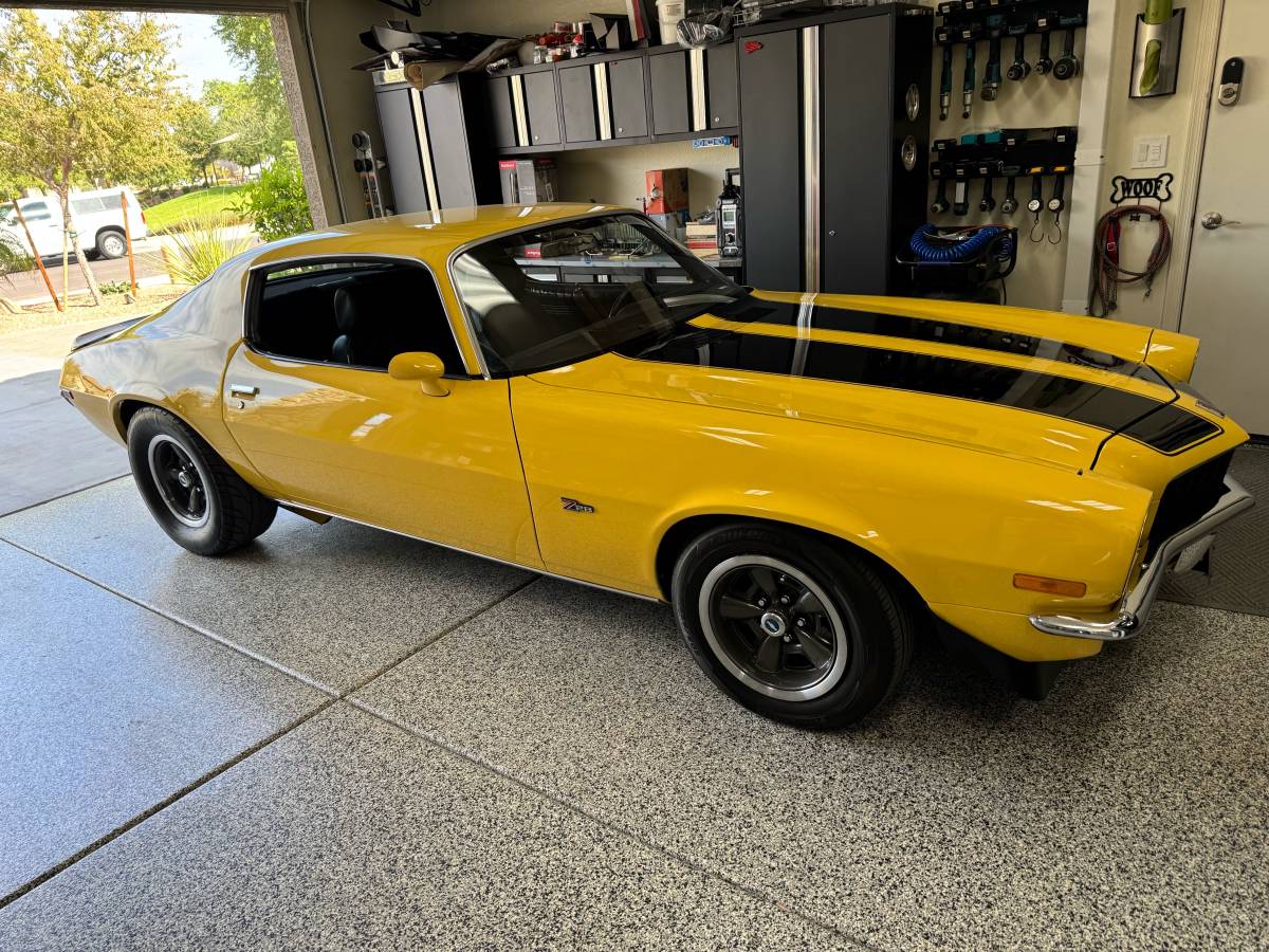Chevrolet-camaro-z28-1971-yellow