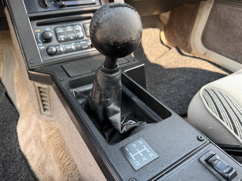 Chevrolet-camaro-z28-1984-17