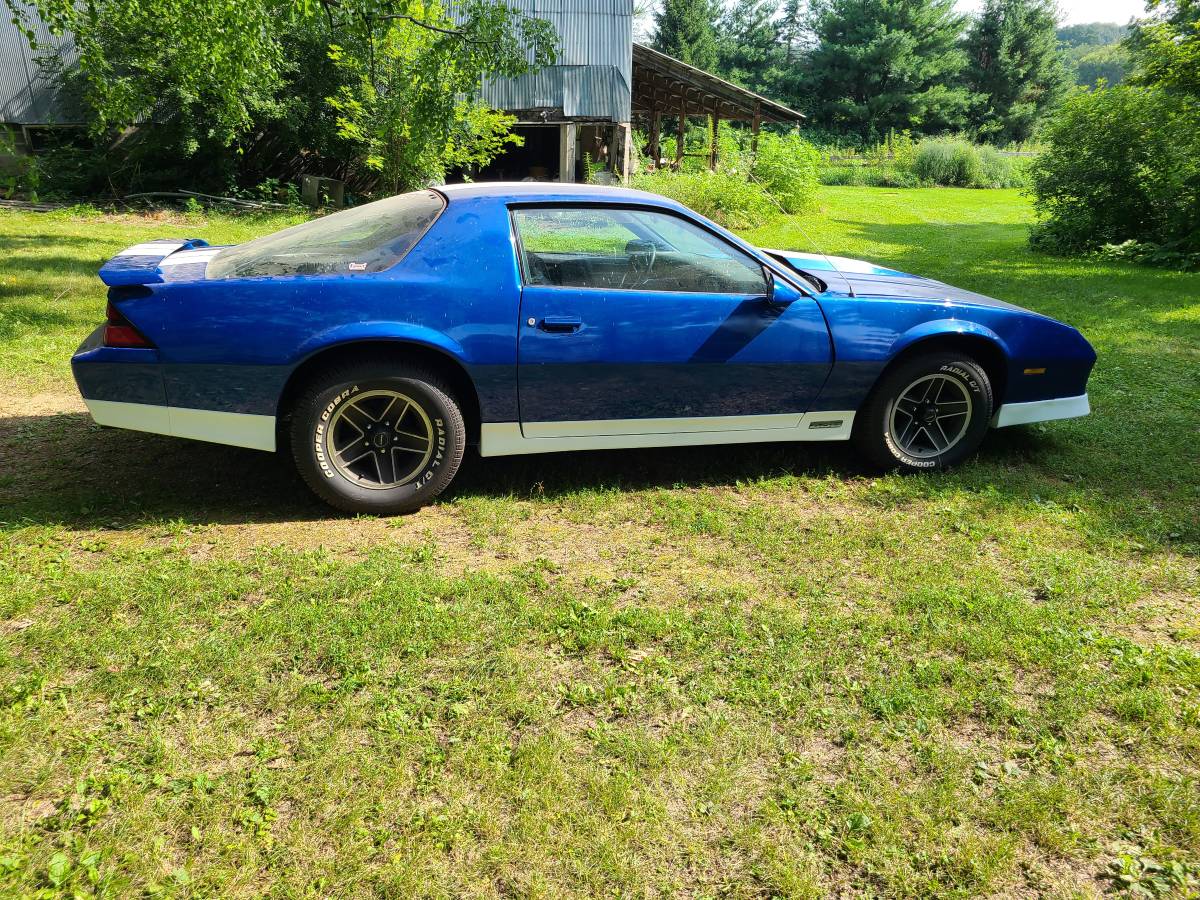 Chevrolet-camaro-z28-1985-blue-3