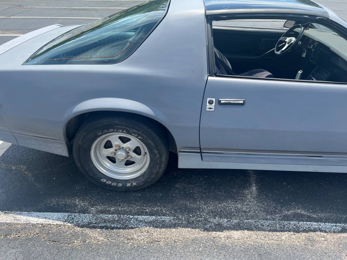 Chevrolet-camaro-z28-1985-grey-10