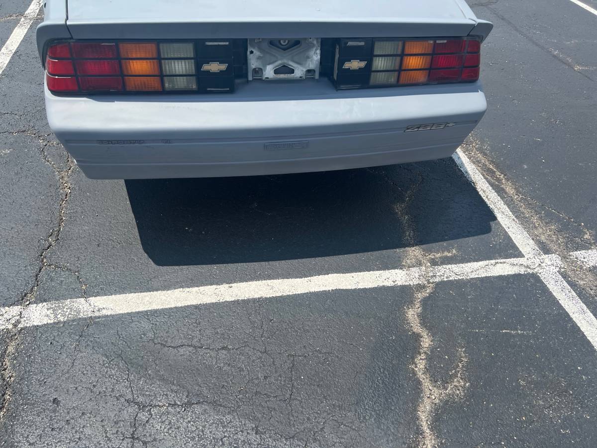 Chevrolet-camaro-z28-1985-grey-14
